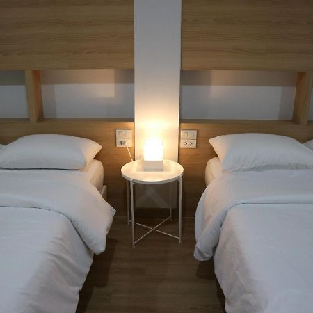 Boon Street Hostel Банкок Екстериор снимка