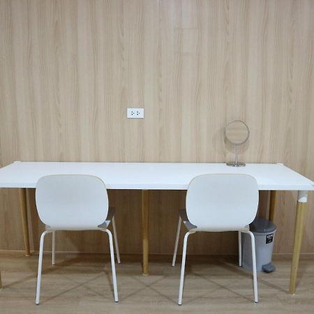 Boon Street Hostel Банкок Екстериор снимка