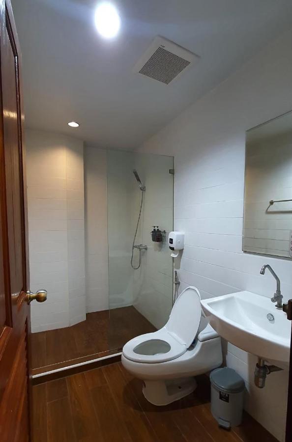 Boon Street Hostel Банкок Екстериор снимка