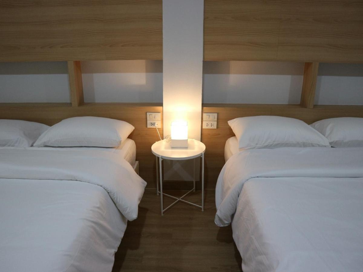 Boon Street Hostel Банкок Екстериор снимка